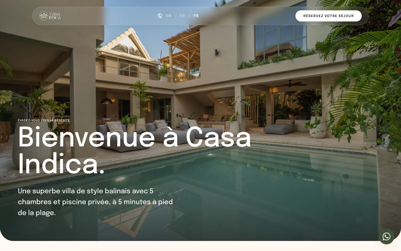 Le site de réservation directe de Casa Indica, sur ordinateur et téléphone — ouvre le site en ligne